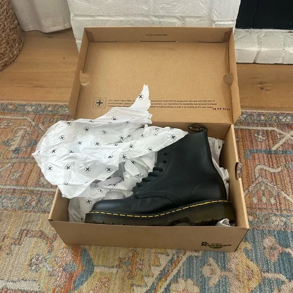 1460 Pascal Dr. Martens Black Boots 1460
Pascal Virginia Leather Lace Up Boots - Picture 1 of 7